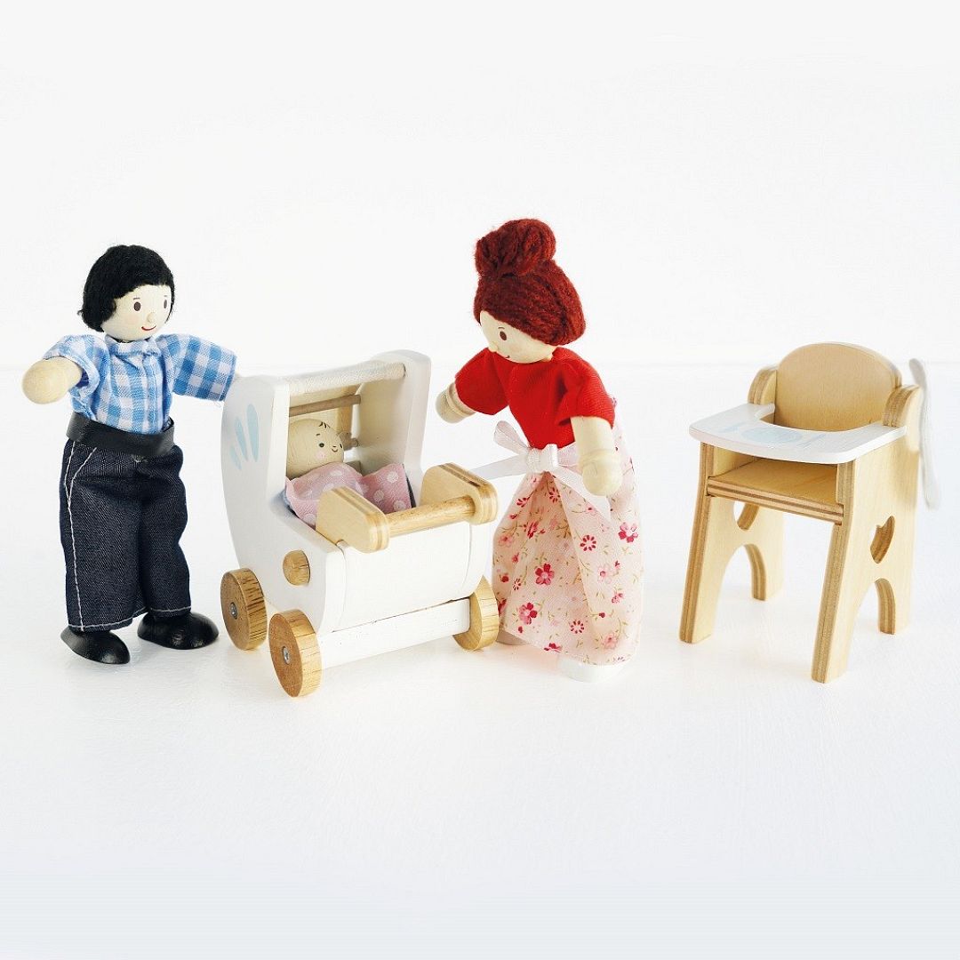 ME044-nursery-set-parents-comforting-child.jpg