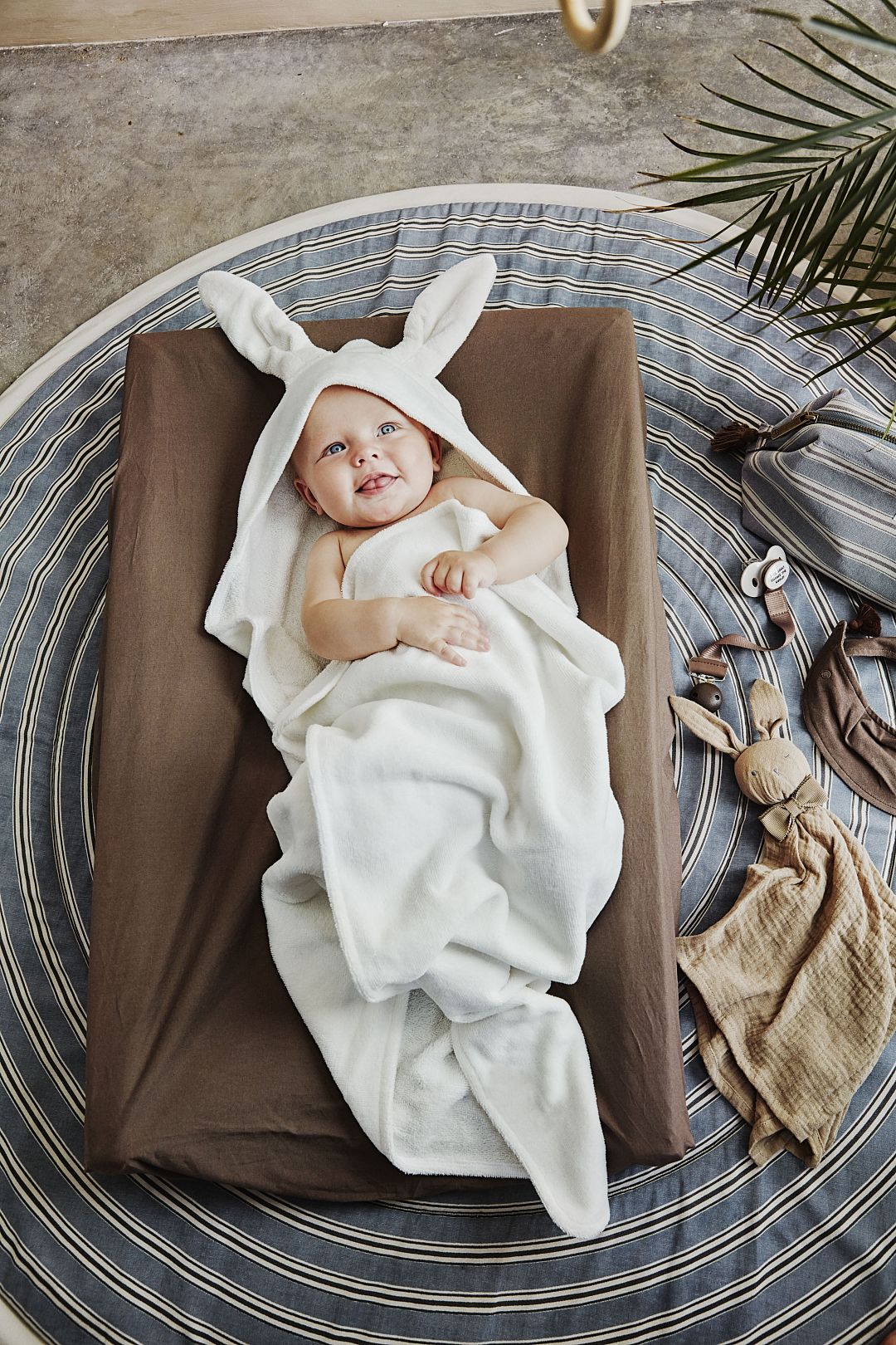 hooded-towel-vanilla-white-bunny-elodie-details-ss20-lifestyle-2-70660126102na.jpg