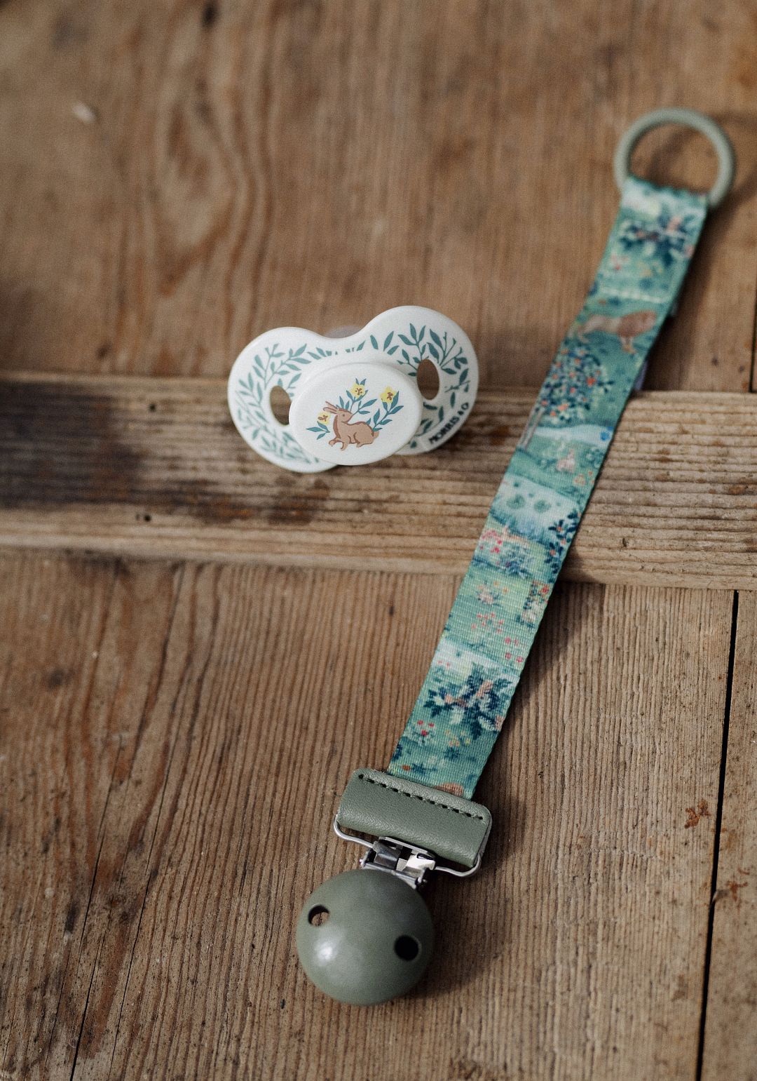 7333222021212-30155212419na-pacifier-clip-wood-william-morris-1_1.jpeg
