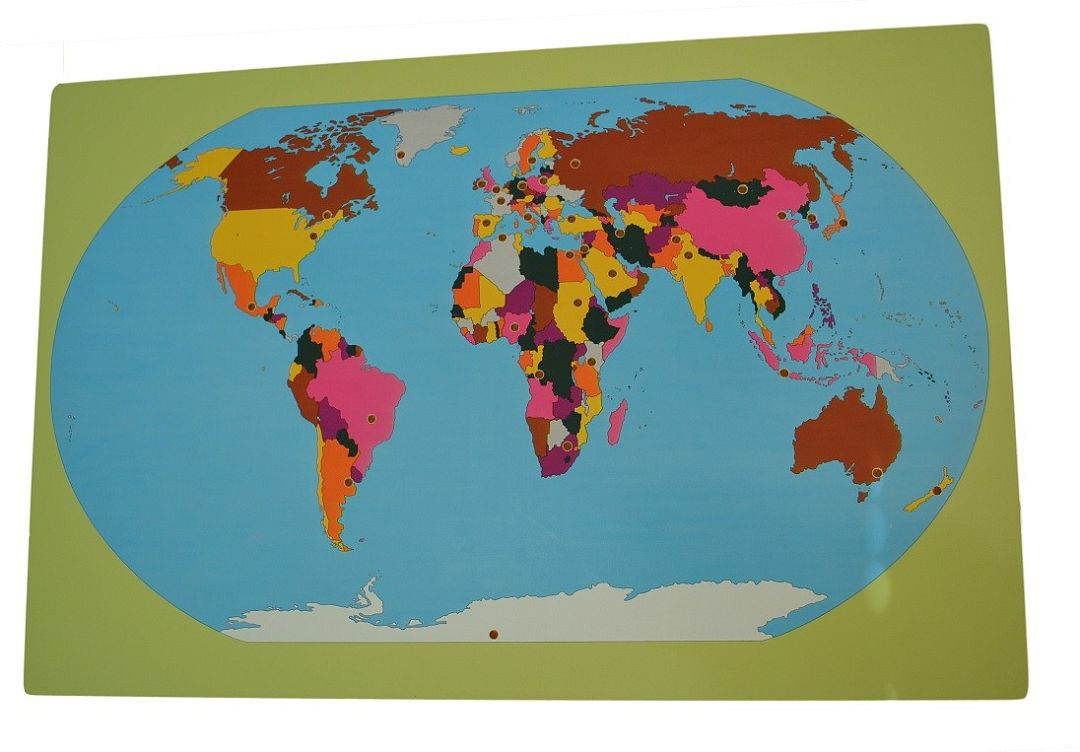 svt-mapa-s-vlajkami-na-stojanku.jpg