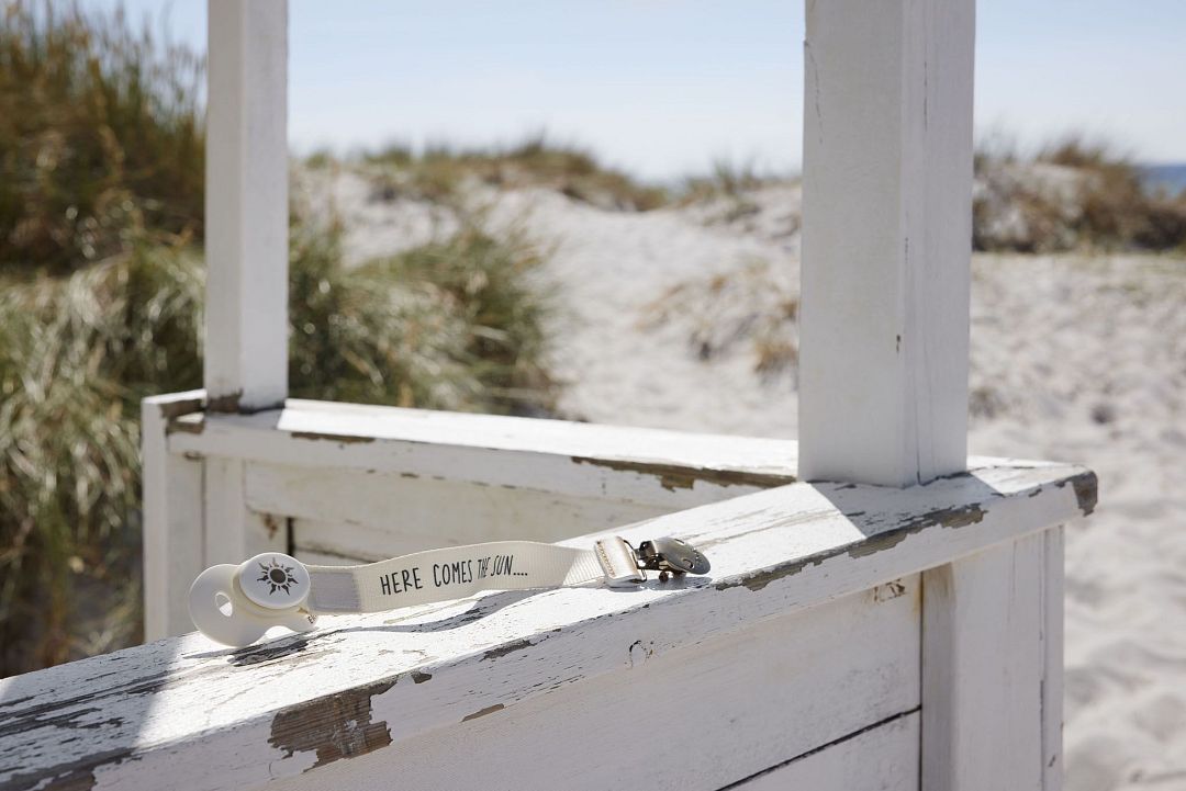 ss23-here-comes-the-sun-pacifier-clip-the-sun-lp.jpg