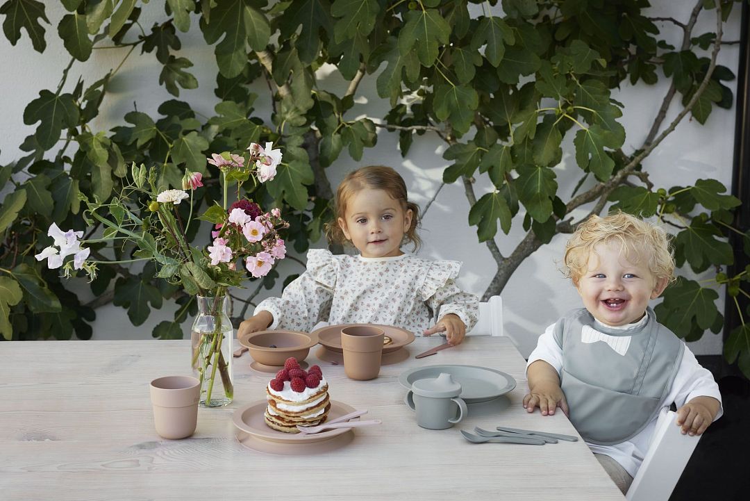 ss23-fika-under-the-fig-tree-children-s-dinner-set-blushing-pink-lp-2.jpg