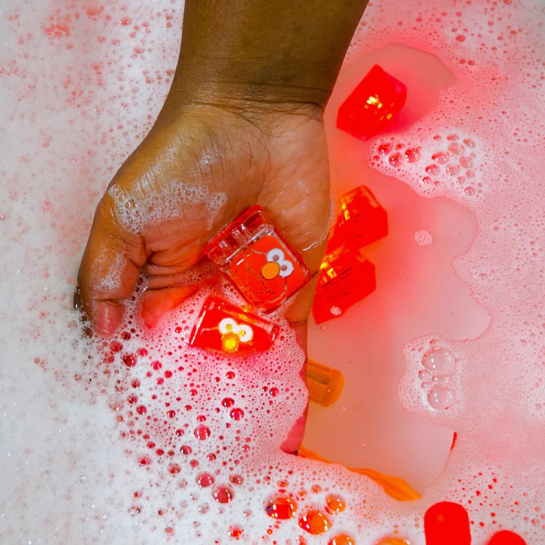 gp4pkelmo-red-senzoricke-svietiace-kocky-do-vody-elmo_03.jpg