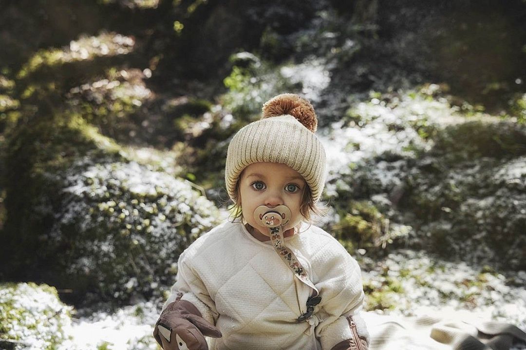 pacifier-clip-wool-beanie-aw21-elodie-details-lifestyle-1.jpg
